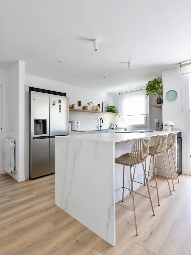 Os enseñamos el resultado final de esta vivienda. 

🤍Luz, materiales y distribución se unen para crear un hogar sereno y actual.

🤔Ayer os dejamos en stories una votación, ¿habéis adivinado los colores? 

#bamma #reformasintegrales #arquietetura #interiorismo